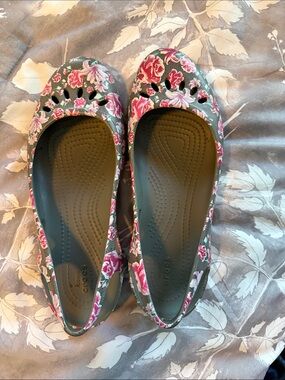 CROCS Women's Gray and Pink Floral Kadee Slingback Flats